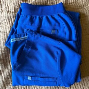 Fabletics Woman’s Scrub Set - Size Large